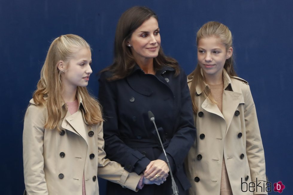 La Princesa Leonor, la Reina Letizia y la Infanta Sofía durante el acto de entrega del Premio Pueblo Ejemplar de Asturias 2019