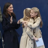 La Princesa Leonor y la Infanta Sofía abrazándose el acto de entrega del Premio Pueblo Ejemplar de Asturias 2019