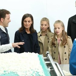 La Reina Letizia, la Infanta Sofía, la Princesa Leonor y el Rey Felipe VI visitando una quesería en Asiegu