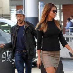 Lara Álvarez y Andrés Velencoso en la estación de Atocha de Madrid