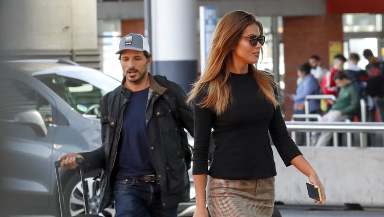 Lara Álvarez y Andrés Velencoso en la estación de Atocha de Madrid