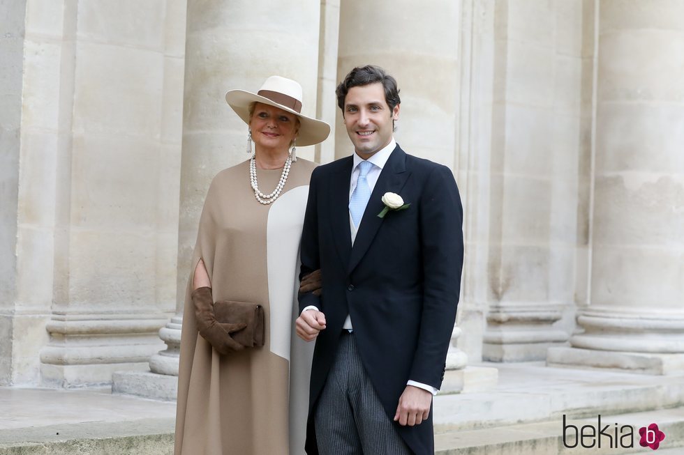 El Príncipe Jean Christophe Napoleón junto a su madre en el día de su boda