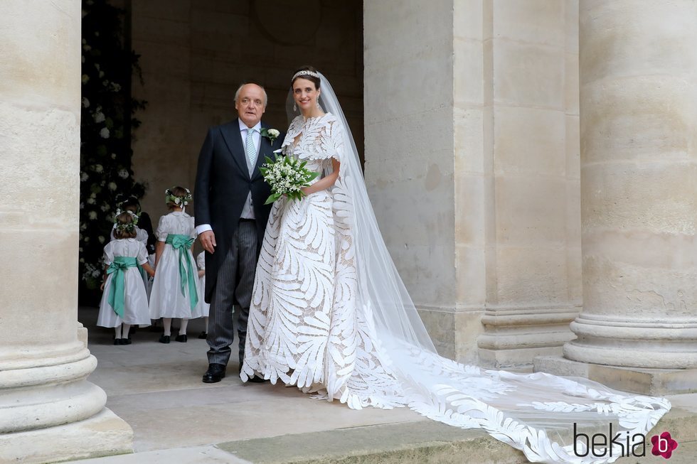 La Condesa Olympia de Austria junto a su padre en el día de su boda