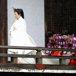 Masako de Japón, vestida de blanco, en los actos por la entronización de Naruhito de Japón