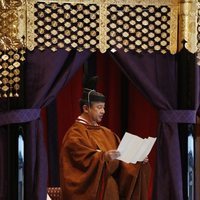 Naruhito de Japón leyendo un discurso en su entronización como Emperador de Japón