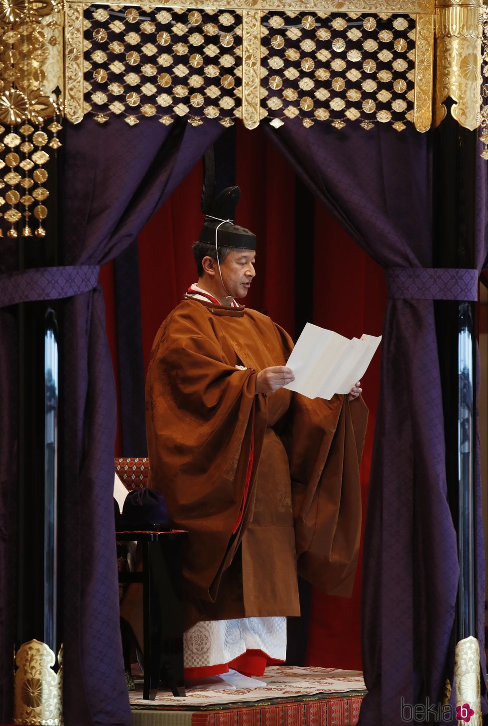 Naruhito de Japón leyendo un discurso en su entronización como Emperador de Japón