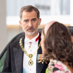 El Rey Felipe mira a la Reina Letizia en la entronización de Naruhito de Japón