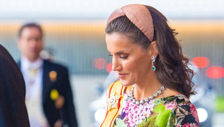 La Reina Letizia luce el collar de chatones en la entronización de Naruhito de Japón