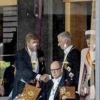 Guillermo Alejandro de Holanda y Felipe de Bélgica se saludan en presencia de Alberto de Mónaco y Matilde de Bélgica en la entronización de Naruhito de Jap