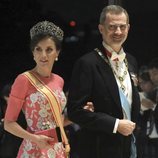 El Rey Felipe y la Reina Letizia con la tiara Flor de Lis en la cena por la entronización de Naruhito de Japón