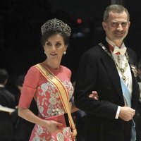 El Rey Felipe y la Reina Letizia con la tiara Flor de Lis en la cena por la entronización de Naruhito de Japón