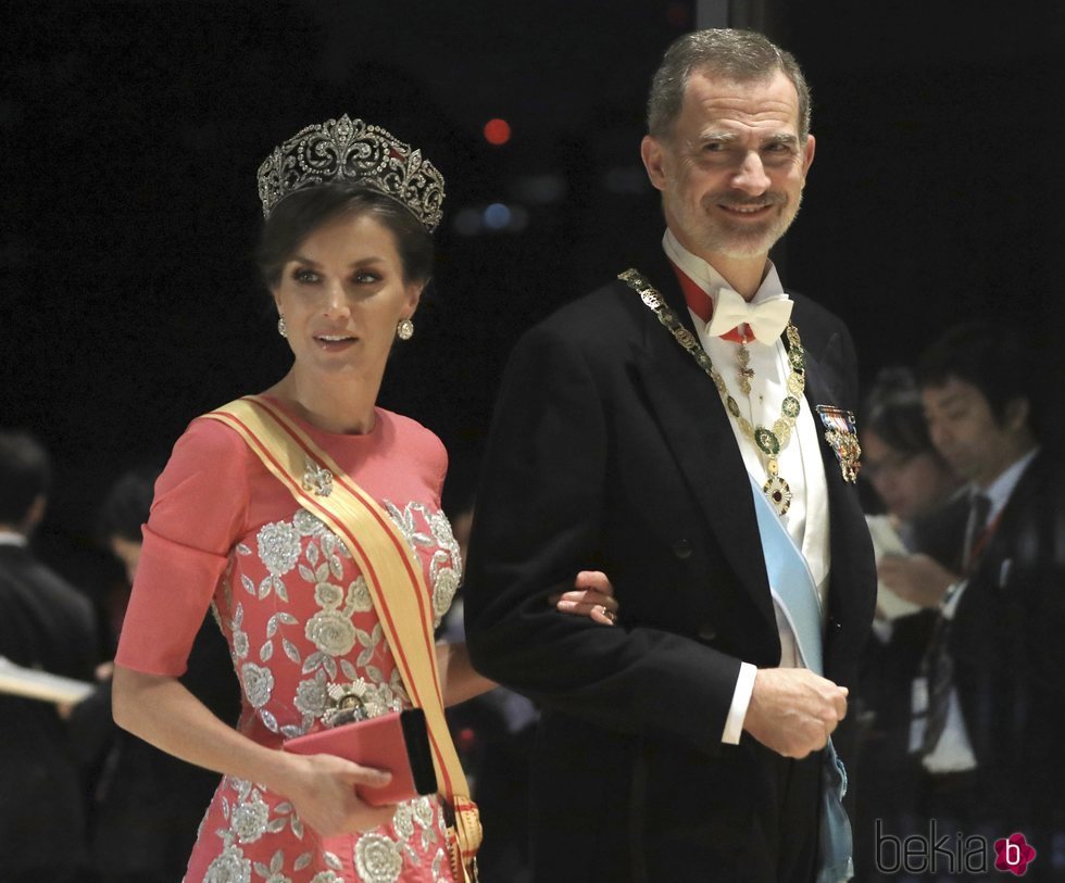 El Rey Felipe y la Reina Letizia con la tiara Flor de Lis en la cena por la entronización de Naruhito de Japón