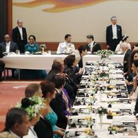 Naruhito y Masako de Japón con Carlos Gustavo de Suecia y Victoria de Suecia en la cena por la entronización de Naruhito de Japón