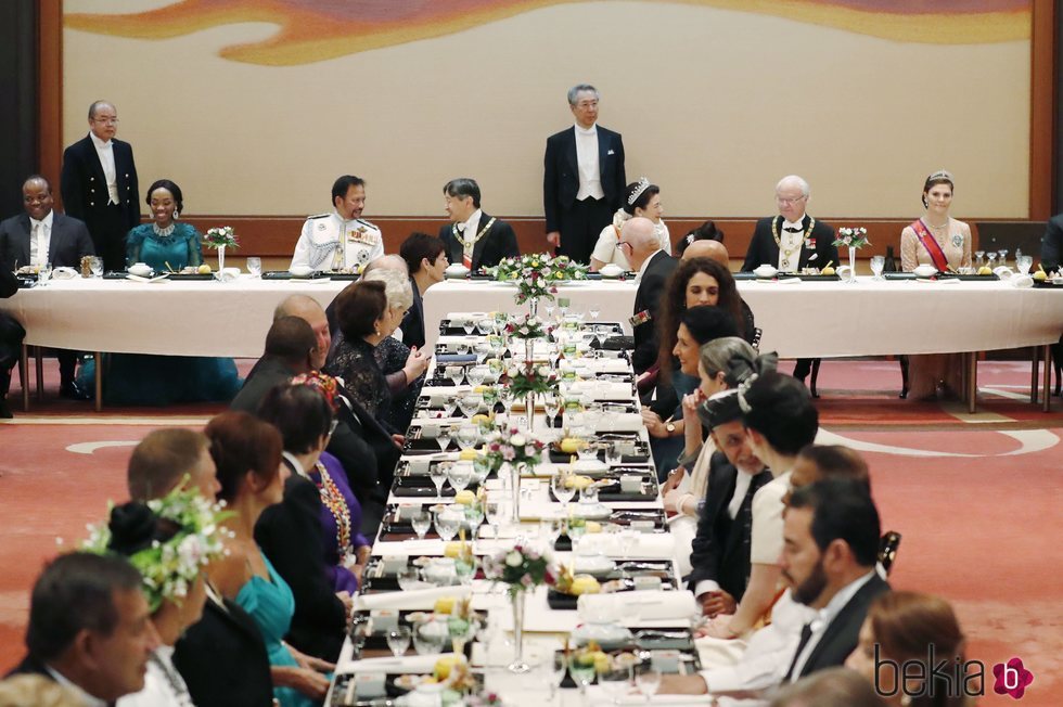 Naruhito y Masako de Japón con Carlos Gustavo de Suecia y Victoria de Suecia en la cena por la entronización de Naruhito de Japón