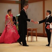 El Rey Felipe saluda a Naruhito de Japón en su entronización en presencia de la Reina Letizia y Masako de Japón