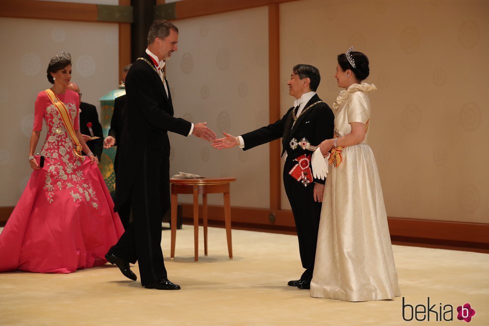 El Rey Felipe saluda a Naruhito de Japón en su entronización en presencia de la Reina Letizia y Masako de Japón