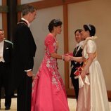 La Reina Letizia saluda a Masako de Japón en presencia del Rey Felipe y Naruhito de Japón en la cena de gala por la entronización de Naruhito de Japón