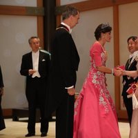 La Reina Letizia saluda a Masako de Japón en presencia del Rey Felipe y Naruhito de Japón en la cena de gala por la entronización de Naruhito de Japón