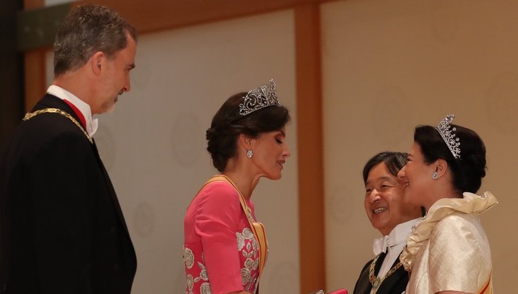 La Reina Letizia saluda a Masako de Japón en presencia del Rey Felipe y Naruhito de Japón en la cena de gala por la entronización de Naruhito de Japón