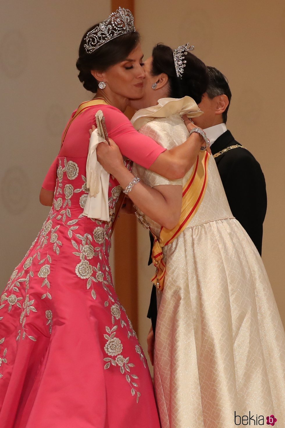 La Reina Letizia abraza a Masako de Japón en la cena de gala por la entronización de Naruhito de Japón