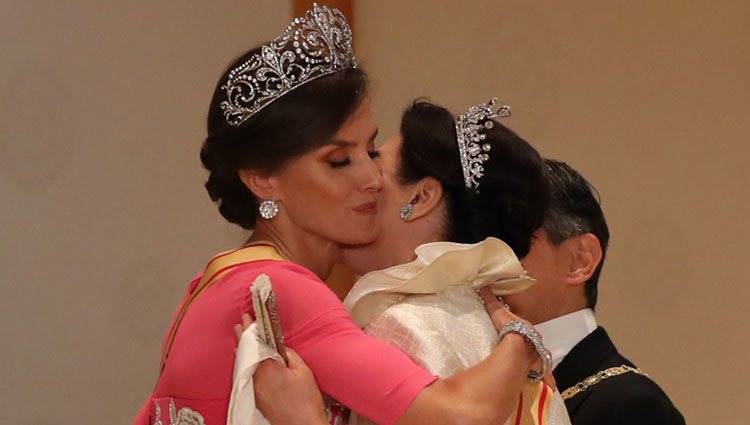 La Reina Letizia abraza a Masako de Japón en la cena de gala por la entronización de Naruhito de Japón