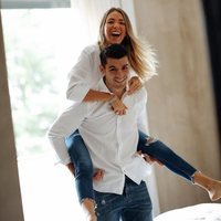 Alice Campello, muy feliz subida a los hombros de su marido Álvaro Morata