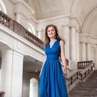 Isabel de Bélgica con un vestido azul en las escaleras de Laeken