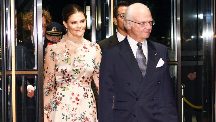 Carlos Gustavo de Suecia y Victoria de Suecia en el banquete organizado por la entronización de Naruhito de Japón