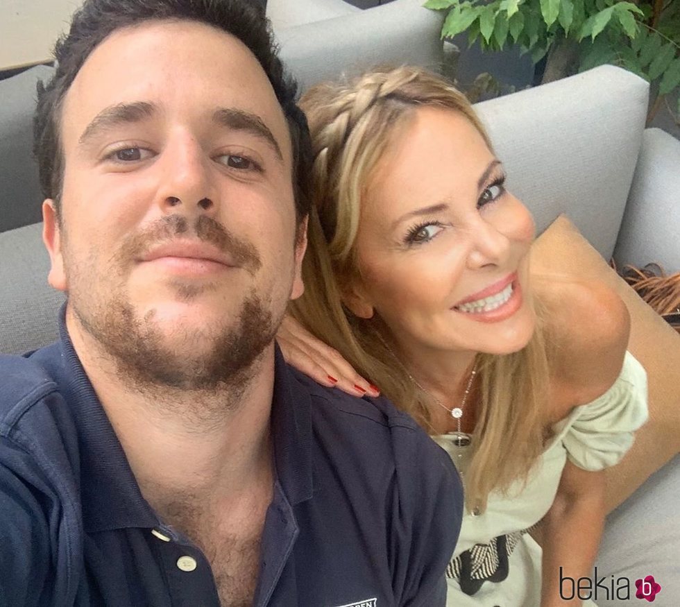 Álex Lequio, muy feliz junto a su madre Ana Obregón