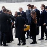 Cristóbal Martínez-Bordiú besa al prior del Valle de los Caídos en presencia de su familia en la exhumación de Franco