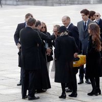 Cristóbal Martínez-Bordiú besa al prior del Valle de los Caídos en presencia de su familia en la exhumación de Franco