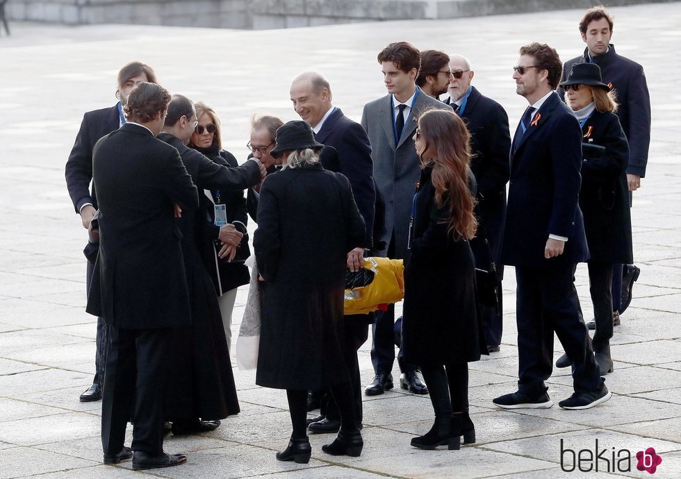 Cristóbal Martínez-Bordiú besa al prior del Valle de los Caídos en presencia de su familia en la exhumación de Franco