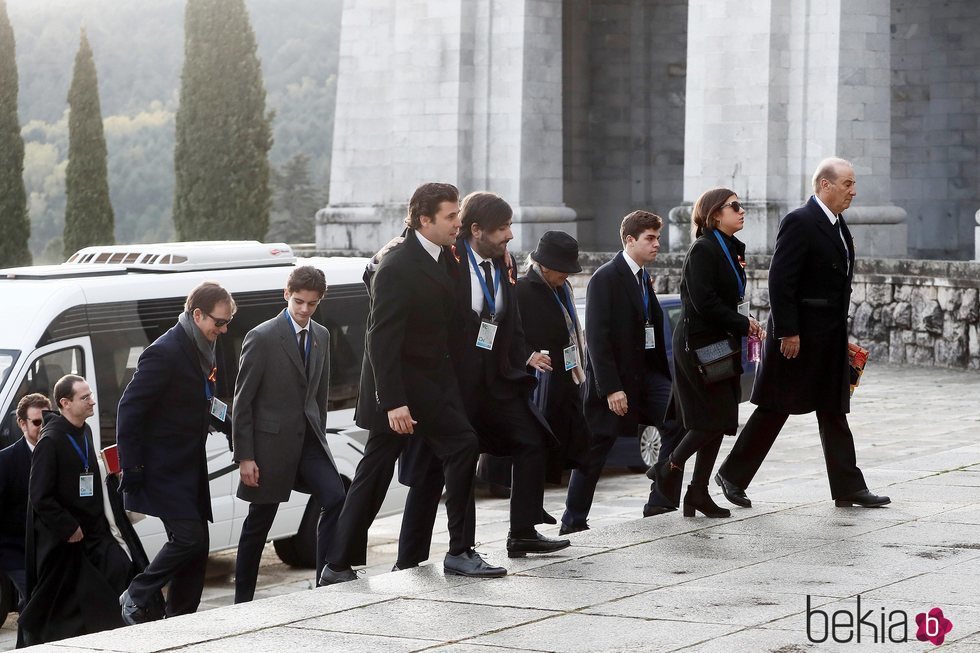 Los nietos y bisnietos de Franco en su exhumación