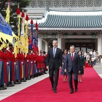 Los Reyes Felipe y Letizia, recibidos por el Presidente y la Primera Dama de Corea del Sur al comienzo de su Visita de Estado a Corea