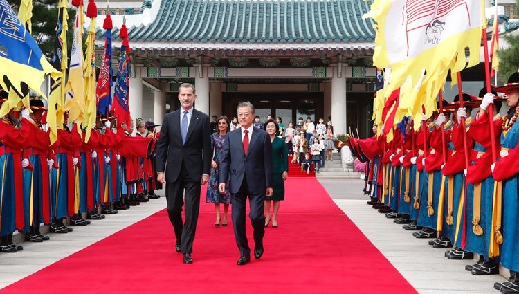 Los Reyes Felipe y Letizia, recibidos por el Presidente y la Primera Dama de Corea del Sur al comienzo de su Visita de Estado a Corea