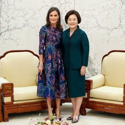 La Reina Letizia en su reunión con la Primera Dama de Corea del Sur