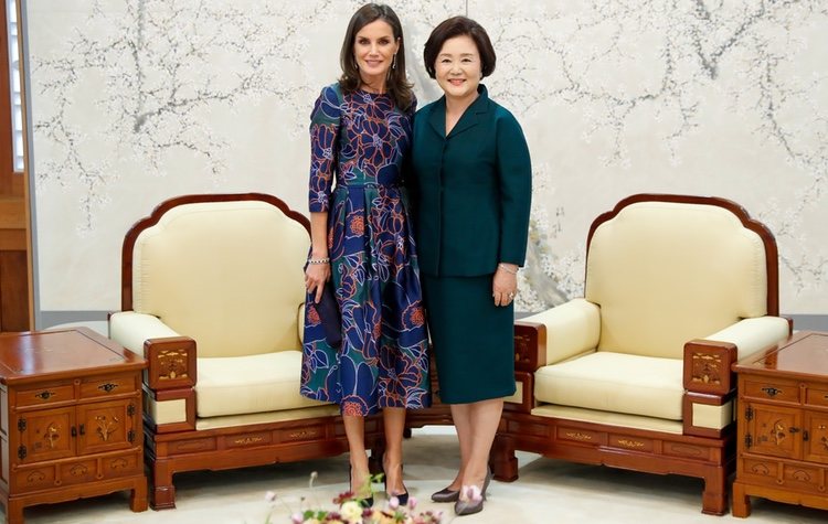 La Reina Letizia en su reunión con la Primera Dama de Corea del Sur