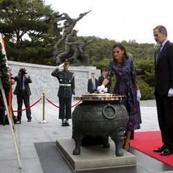 Los Reyes Felipe y Letizia realizan una ofrenda floral en su Visita de Estado a Corea