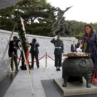 Los Reyes Felipe y Letizia realizan una ofrenda floral en su Visita de Estado a Corea