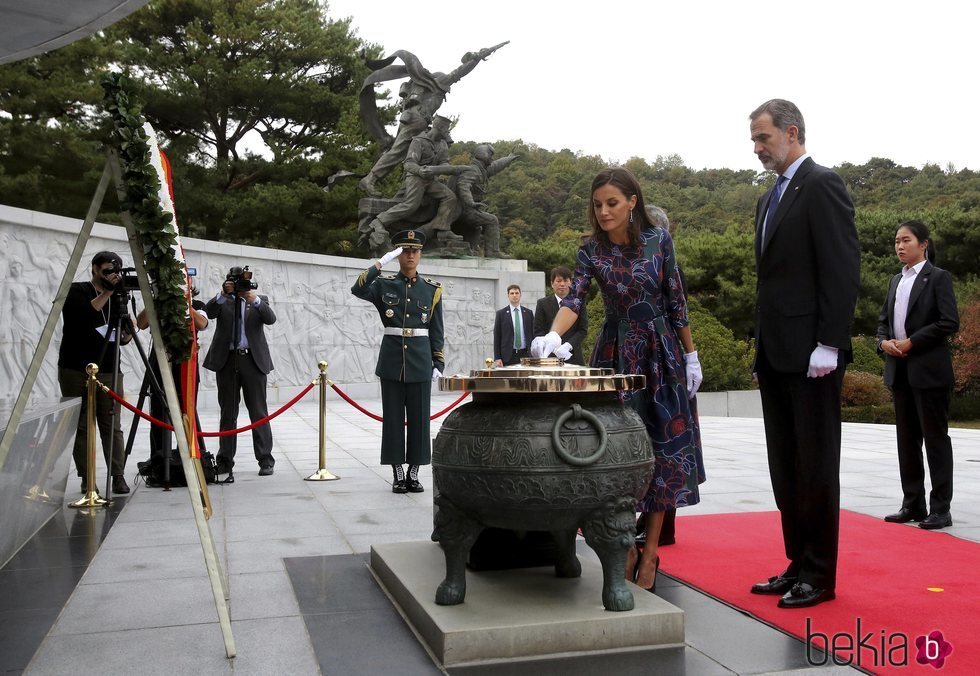 Los Reyes Felipe y Letizia realizan una ofrenda floral en su Visita de Estado a Corea