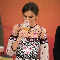 La Reina Letizia mirando su copa en la cena de gala por el Visita de Estado a Corea del Sur