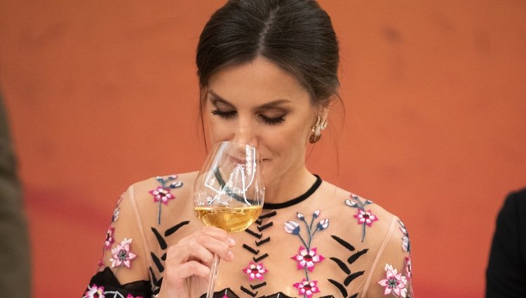 La Reina Letizia mirando su copa en la cena de gala por el Visita de Estado a Corea del Sur