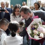 Los Reyes Felipe y Letizia, muy cariñosos con unos niños en su Visita de Estado a Corea del Sur