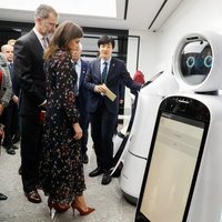 Los Reyes Felipe y Letizia viendo robots en el LG Sciencepark en su Visita de Estado en Corea del Sur