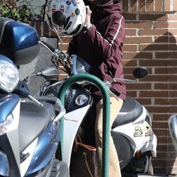 Victoria Federica poniéndose el casco de su moto