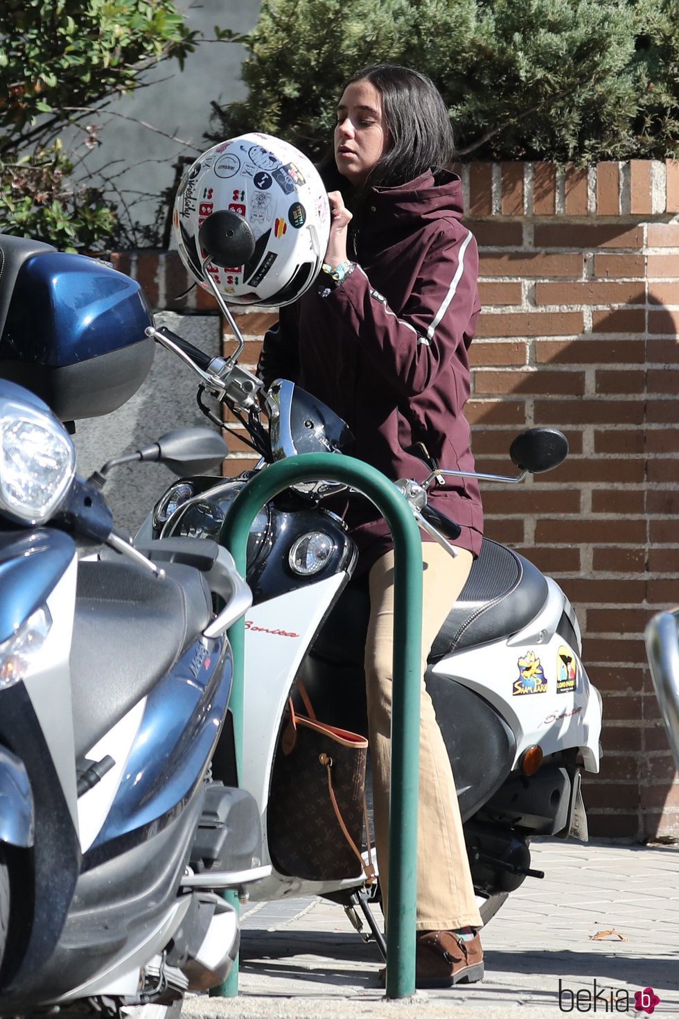 Victoria Federica poniéndose el casco de su moto