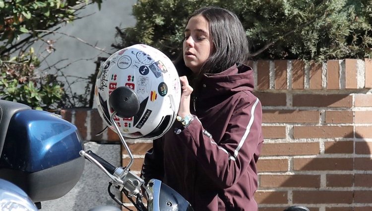 Victoria Federica poniéndose el casco de su moto