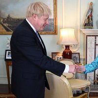 La Reina Isabel con Boris Johnson en Buckingham Palace