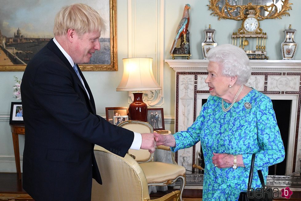 La Reina Isabel con Boris Johnson en Buckingham Palace