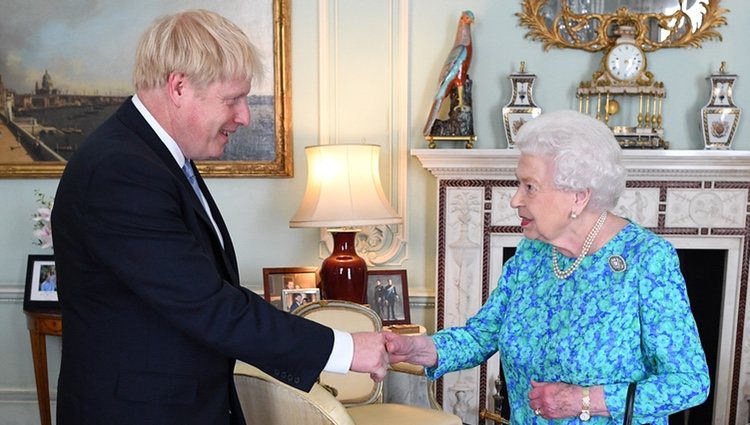 La Reina Isabel con Boris Johnson en Buckingham Palace